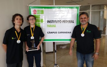 Samuel-André-e-Professor-Edimaldo-com-os-prêmios-Créditos-por-Celso-Fernando-Claro-de-Oliveira